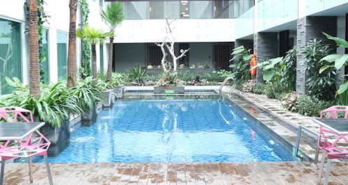 indoor-pool-holiday-inn